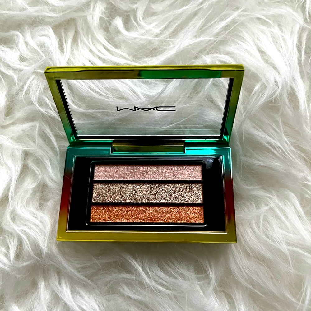 Brand new MAC Veluxe Pearlfusion Shadow